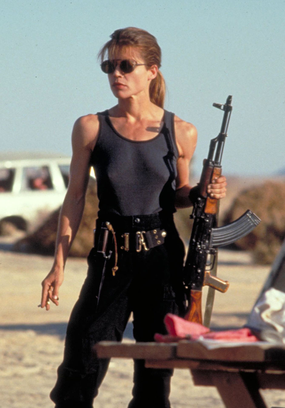 linda-hamilton-in-terminator-2-judgment-day-1991-movie-image-blacren